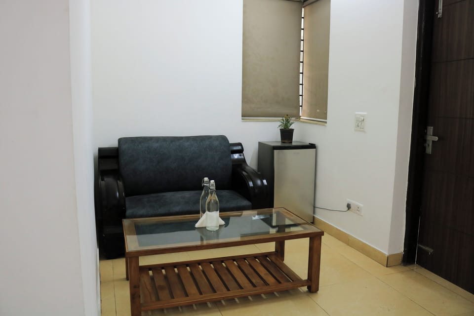 Deluxe Double Room, Balcony, City View | Living room
