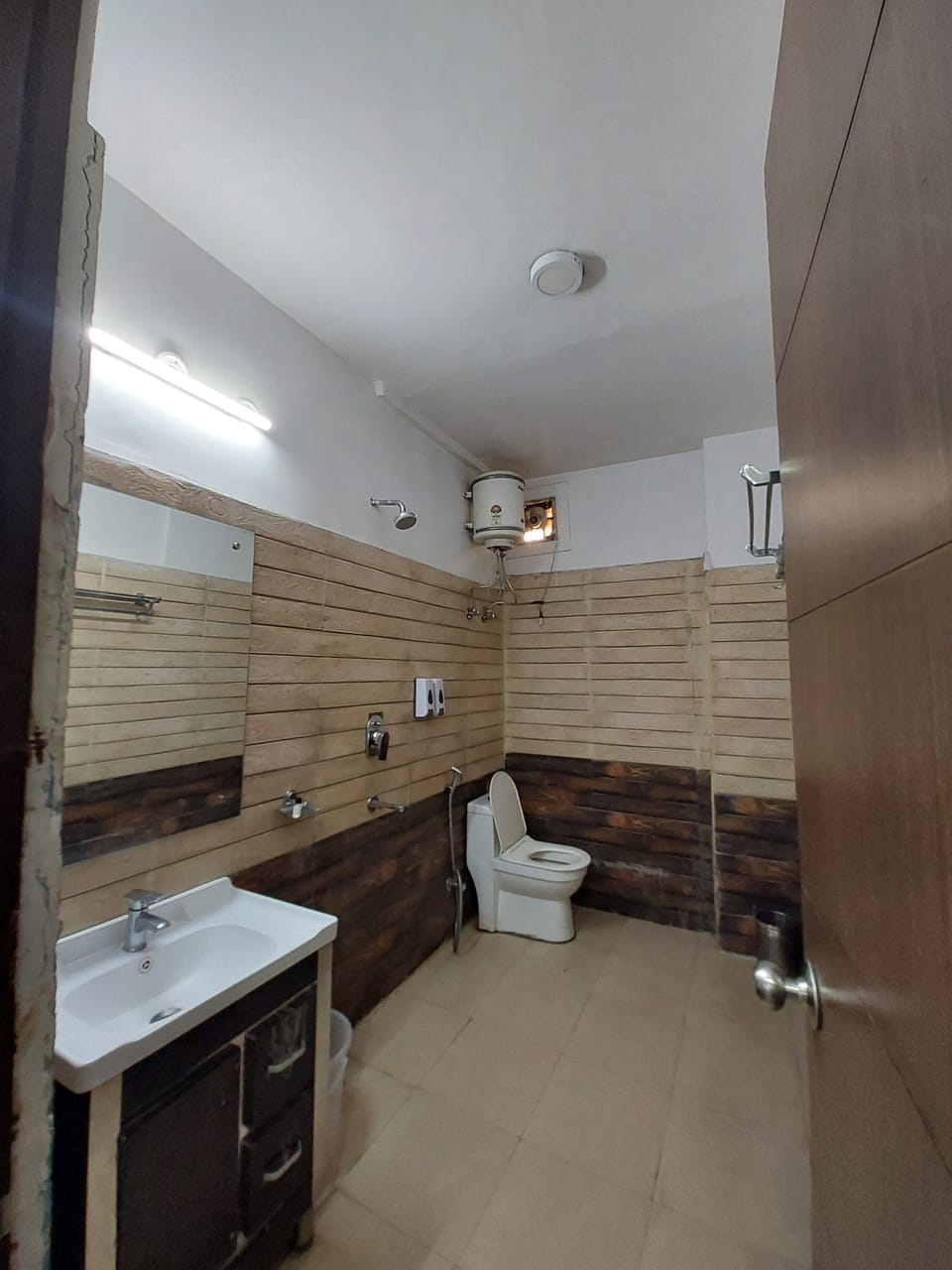 Deluxe Double Room, Balcony, City View | Bathroom | Slippers