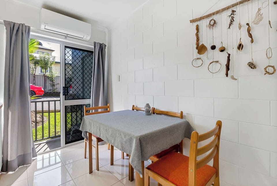 Gather around the dining area for breakfast before heading to the Botanical Gardens, with cooling air conditioning and leafy views adding to the comfort.