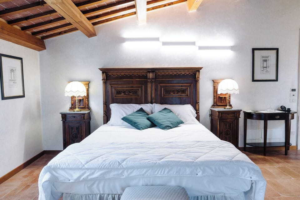 Deluxe Triple Room | In-room safe, desk, iron/ironing board (on request), WiFi (free)