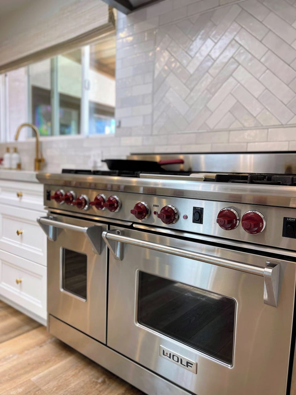 Wolf range with built in griddle (perfect for pancakes) + 6 burners + 2 ovens