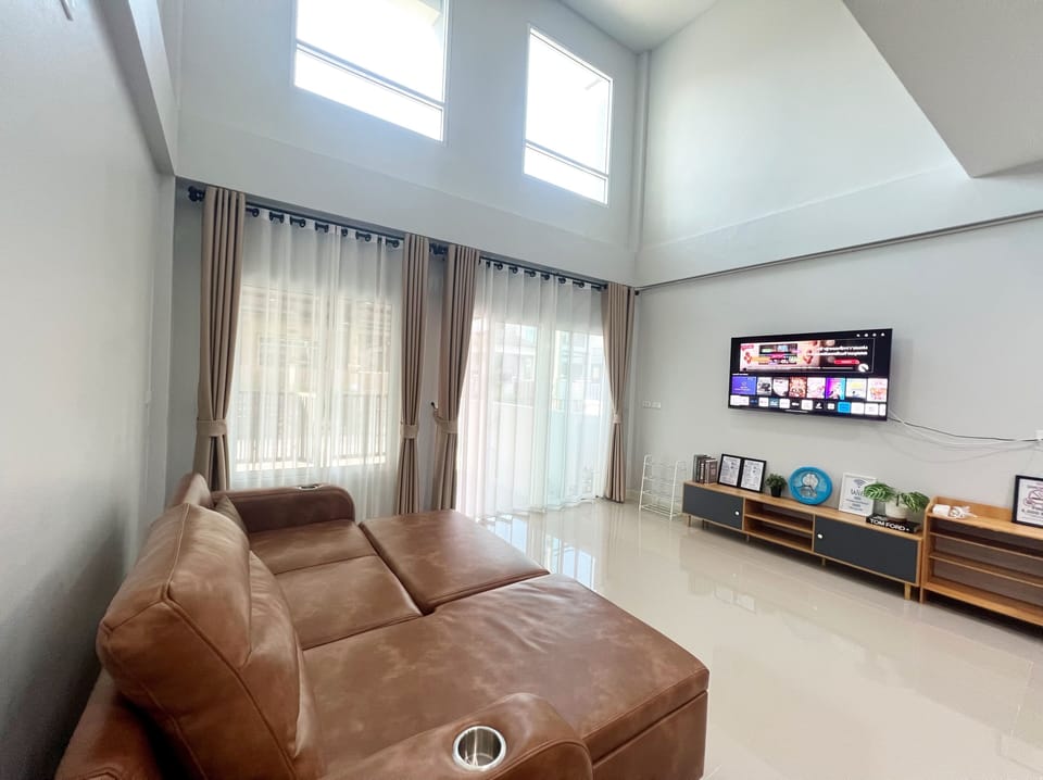 City Townhome, 3 Bedrooms, Private Bathroom | Living area | TV