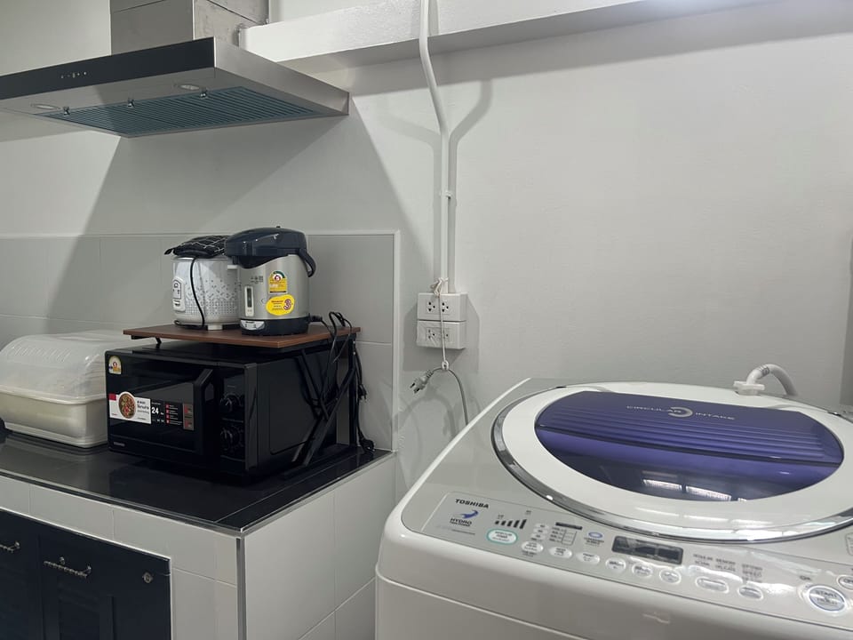 City Townhome, 3 Bedrooms, Private Bathroom | Private kitchen