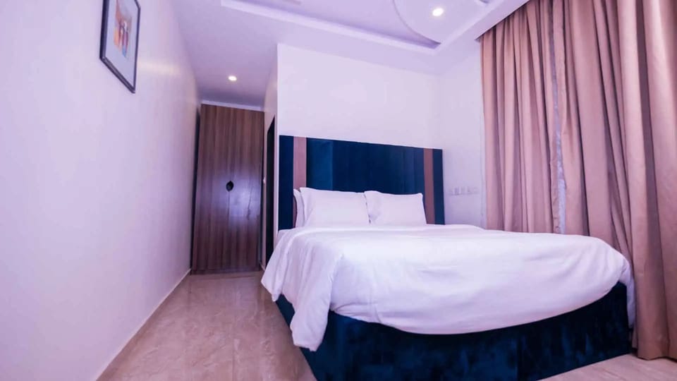 Classic Room | Desk, laptop workspace, free WiFi
