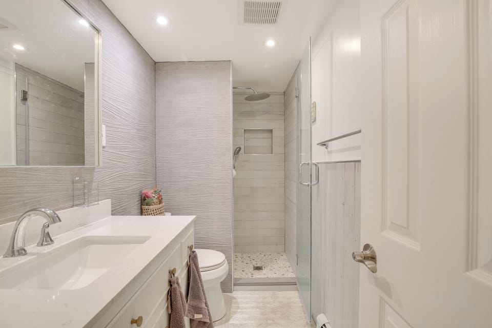 Full Bathroom | 1st Floor