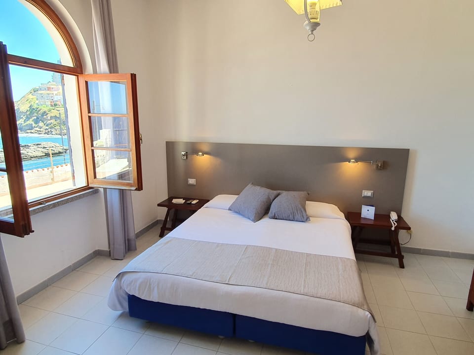 Superior Double Room, Sea View | Minibar, desk, cribs/infant beds, free WiFi