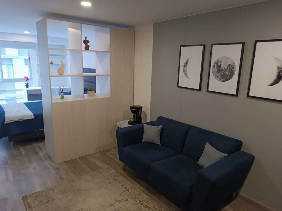 Deluxe Apartment, City View | Living area