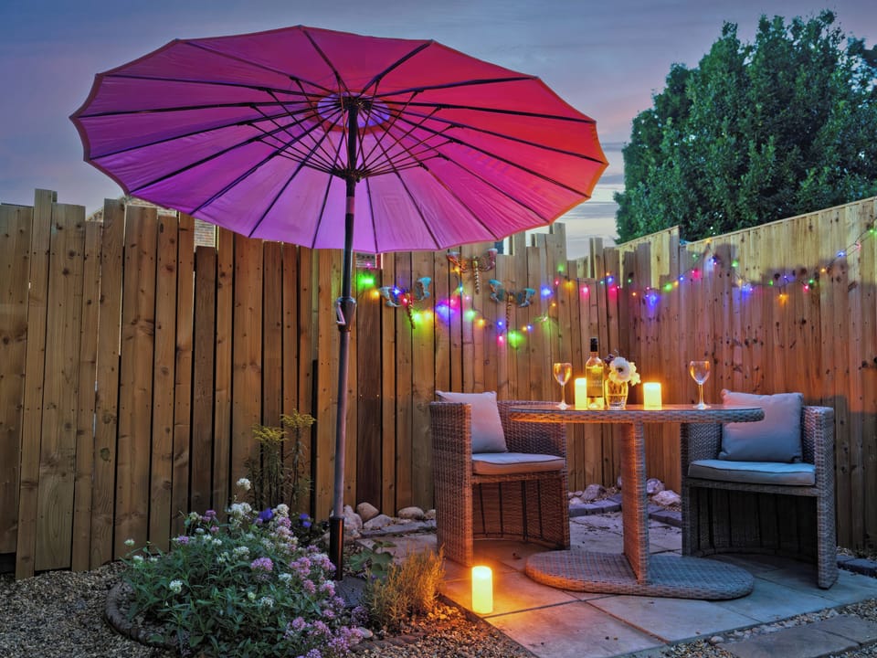 Sitting-out-area | Painter&rsquo;s Cottage, Hemsby