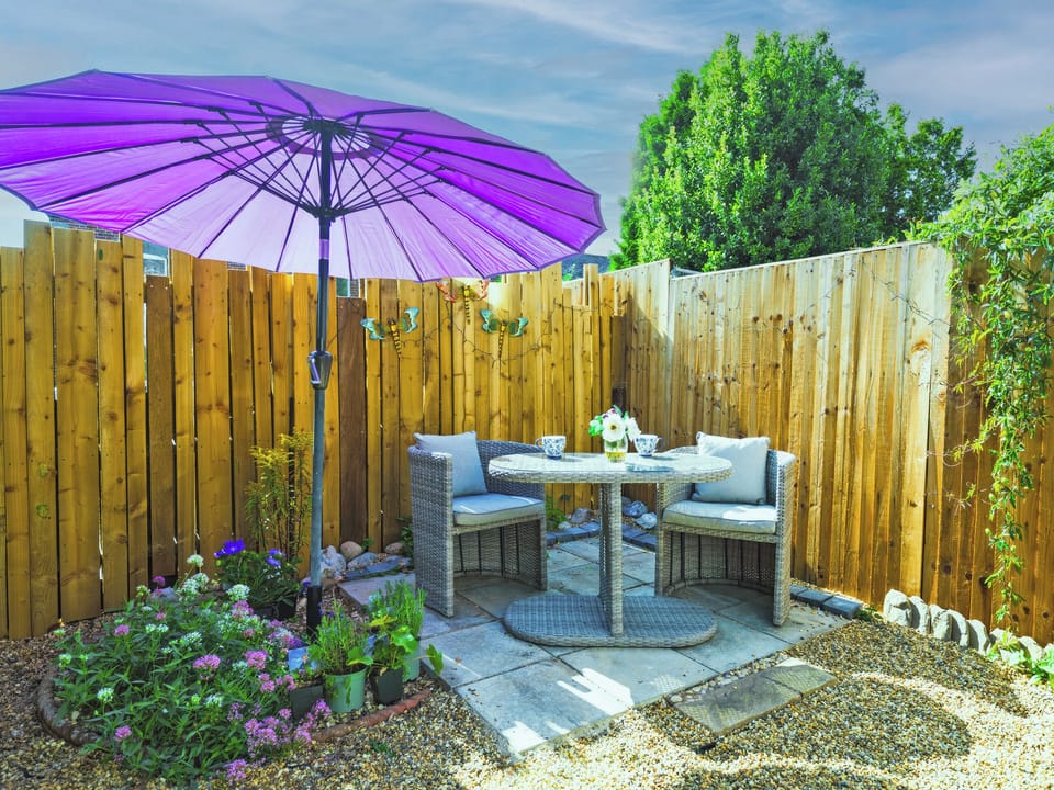 Sitting-out-area | Painter&rsquo;s Cottage, Hemsby