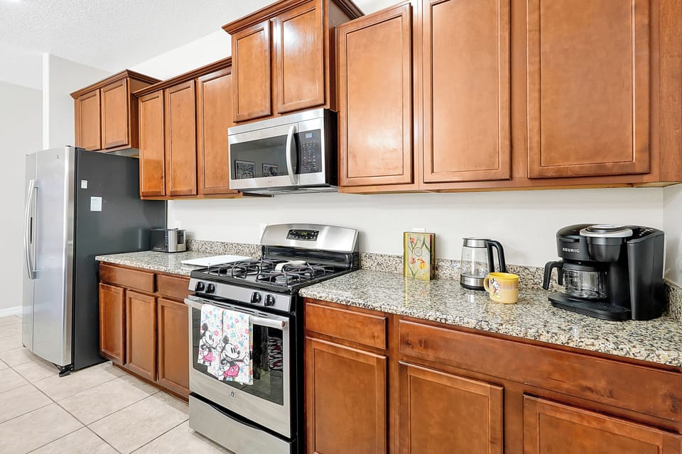 Fully equipped kitchen with Keurig, toaster, kettle & stainless steel
