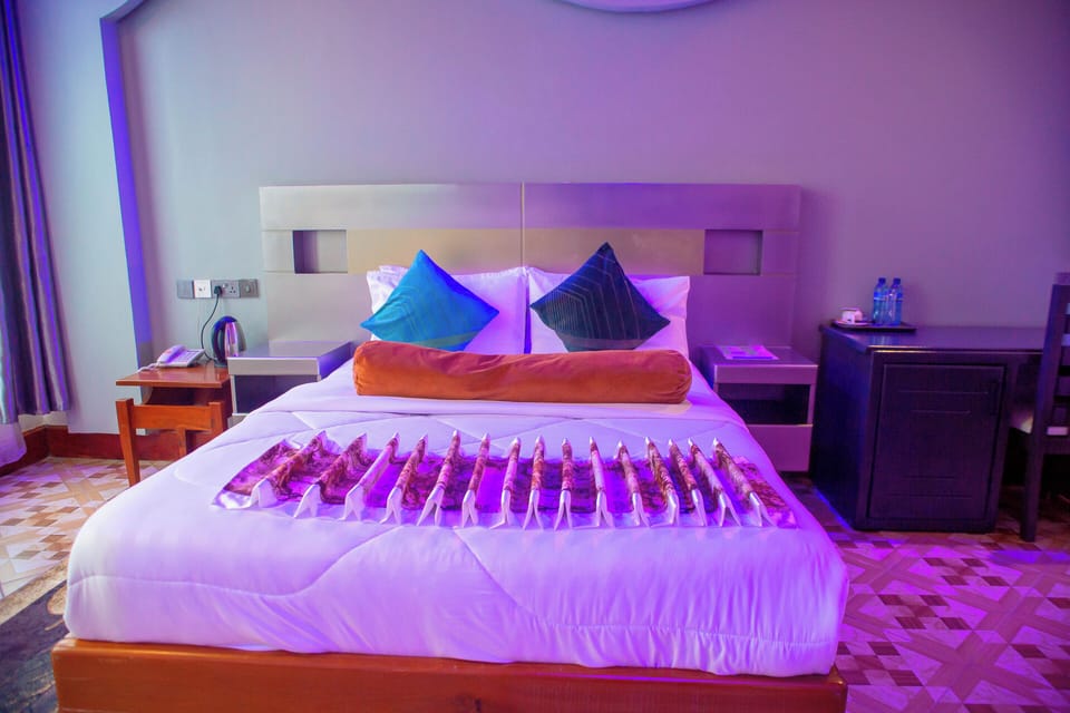 Executive Suite | Desk, laptop workspace, WiFi (free)
