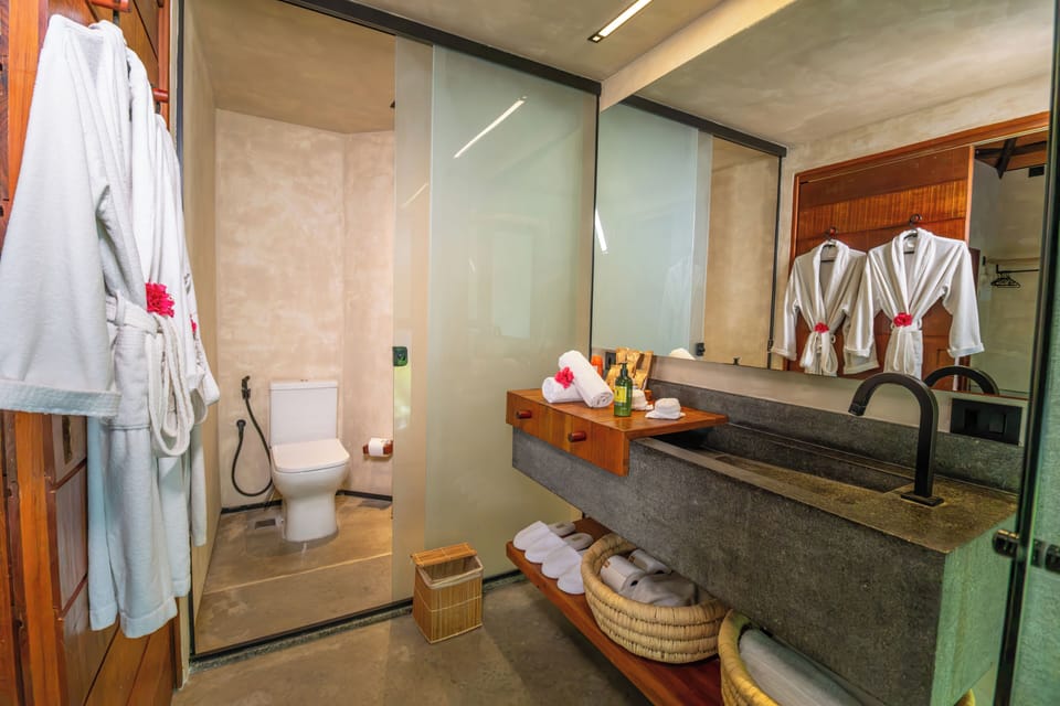 Bangalô Jardim | Bathroom | Free toiletries, hair dryer, towels, soap