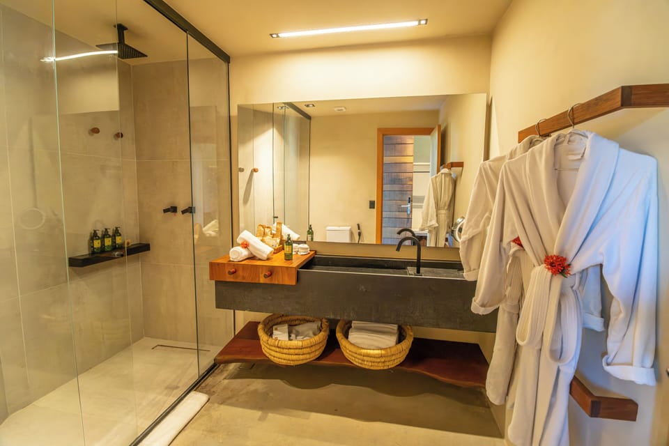 Apartamento Jardim | Bathroom | Free toiletries, hair dryer, towels, soap