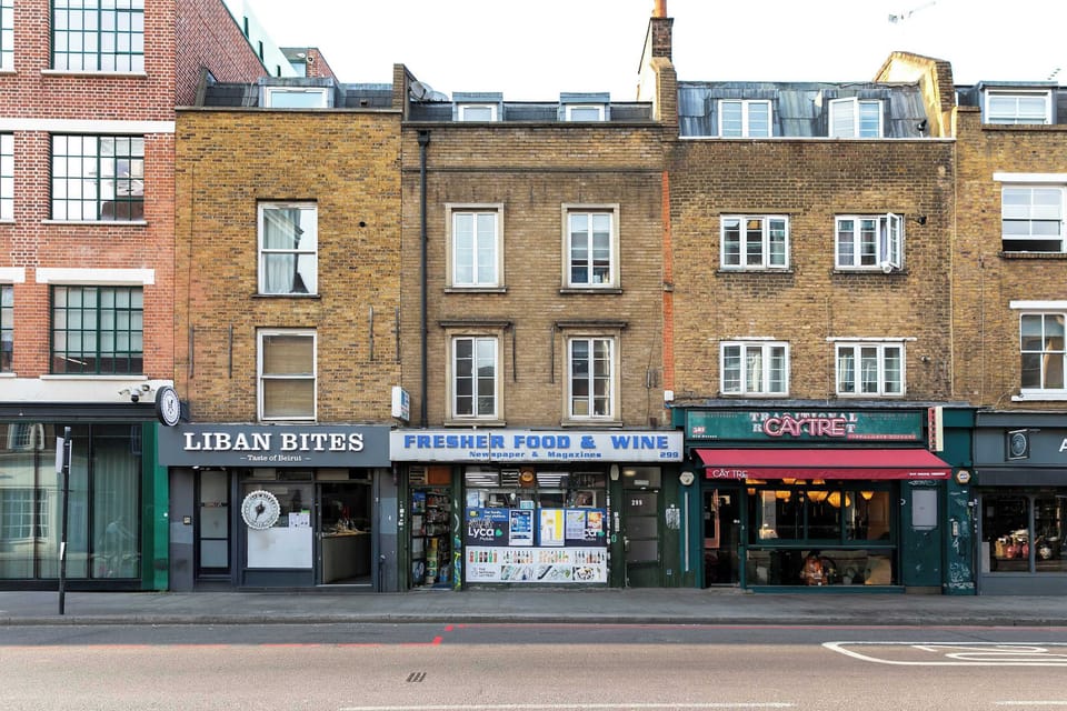 Welcome to a vibrant neighbourhood, with grocery shops, cafes and restaurants just moments from your doorstep—everything you need within easy walking distance