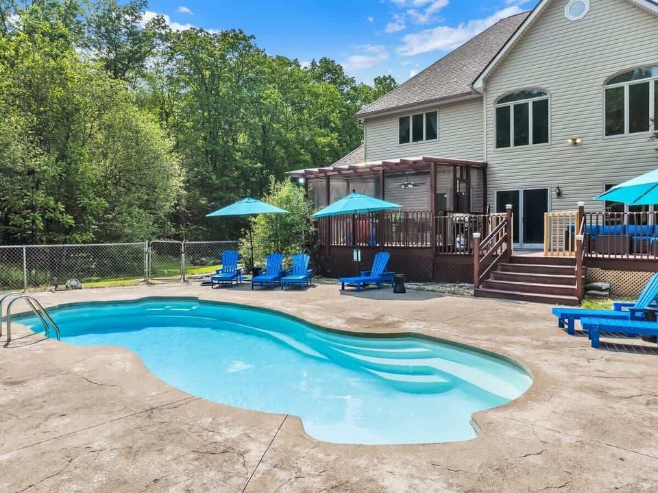 Sun, fun, and not a care in sight—this pool is made for flirty floats, golden hour dips, and living your best life.