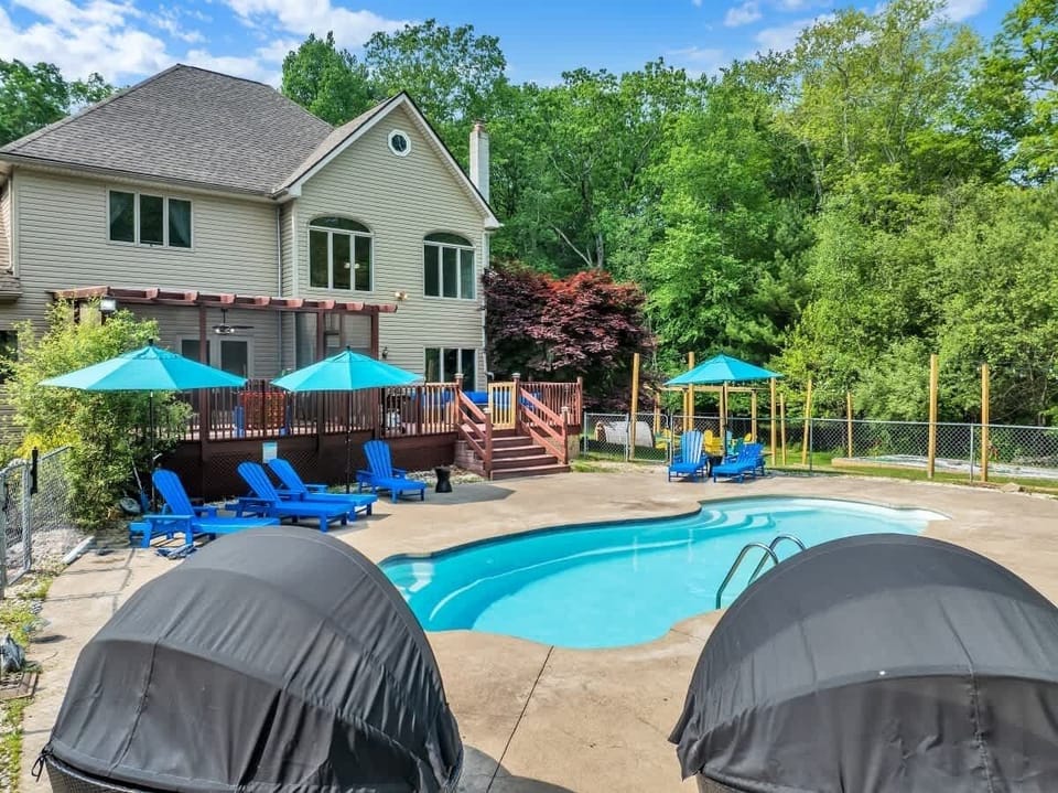Sun, fun, and not a care in sight—this pool is made for flirty floats, golden hour dips, and living your best life.