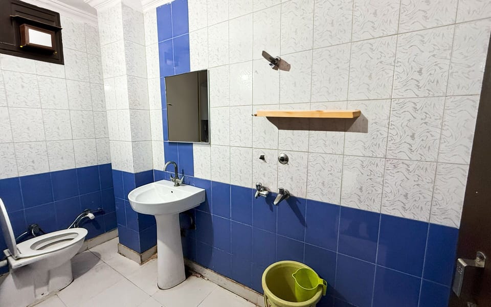 Double Room | Bathroom | Towels, soap, shampoo, toilet paper