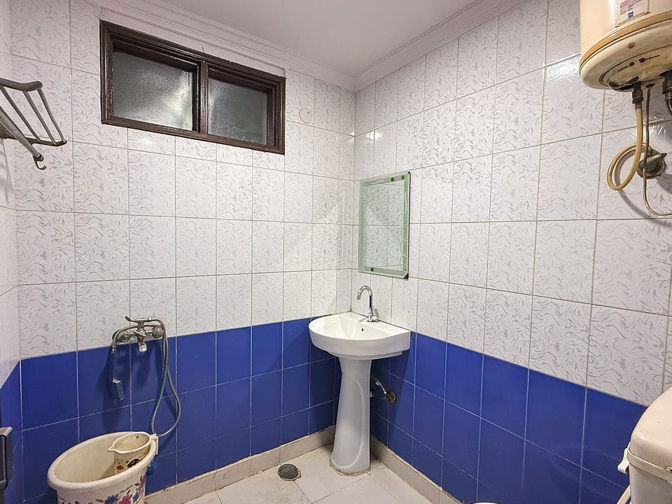 Double Room | Bathroom | Towels, soap, shampoo, toilet paper