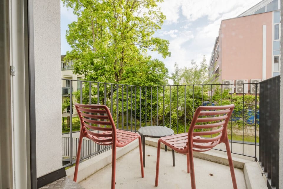 Ihr Rückzugsort im Freien – gemütlicher Balkon mit Sitzgelegenheit und Gartenblick.