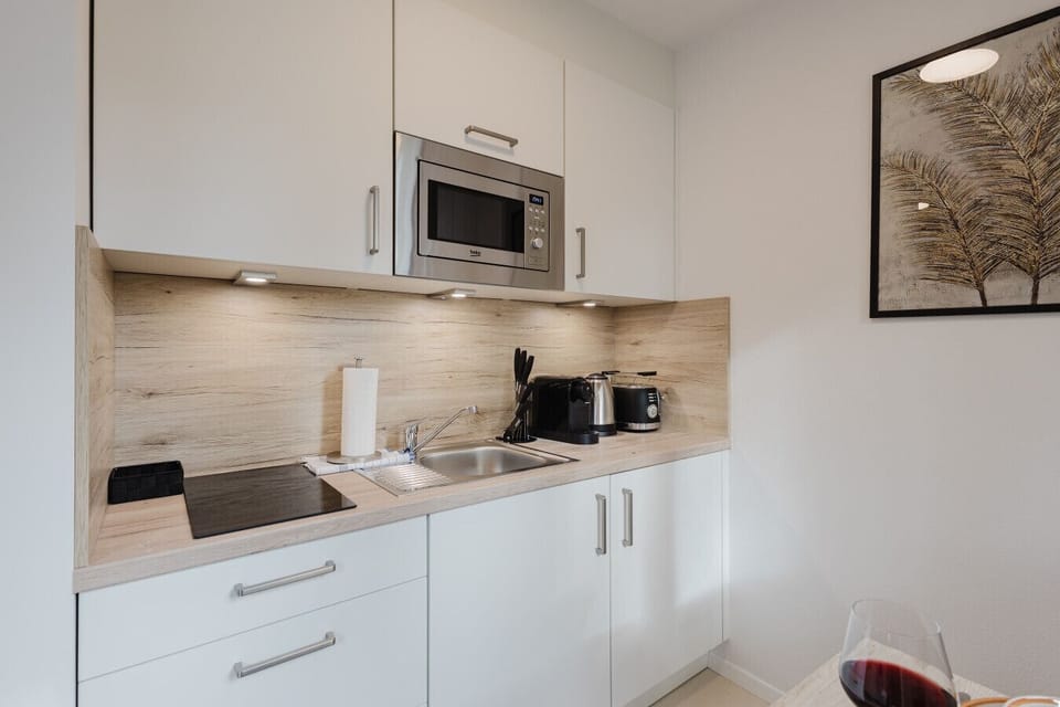 Moderne Küche mit Essplatz und eleganter Dekoration.