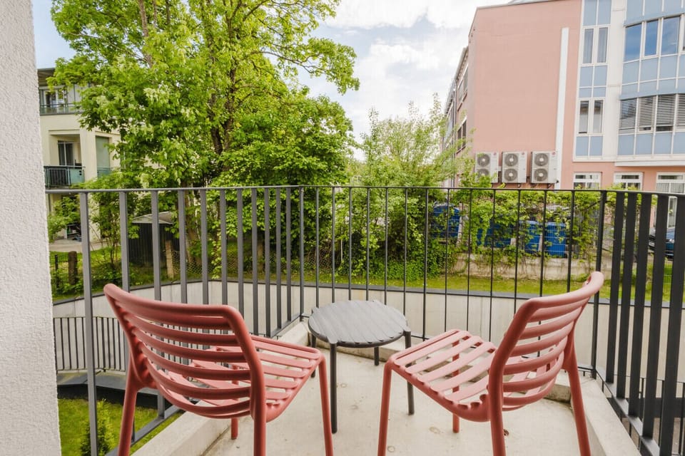 Ihr Rückzugsort im Freien – gemütlicher Balkon mit Sitzgelegenheit und Gartenblick.