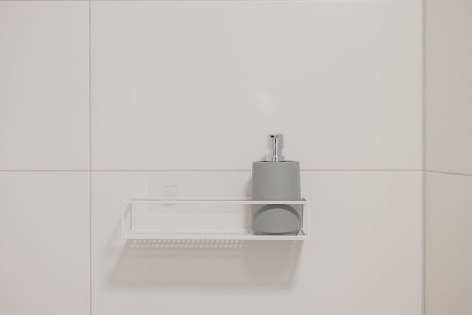 Schlicht und stilvoll – Badezimmer mit modernen Annehmlichkeiten.