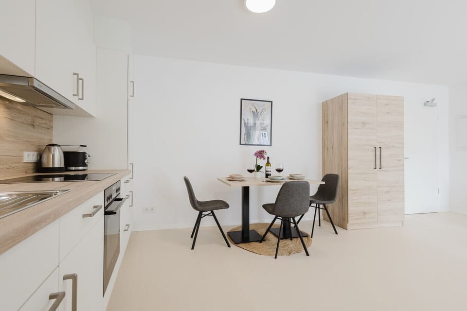 Stilvolles Raumgefühl: Weitläufiges Studio mit natürlichem Licht und offenem Wohnkonzept.
