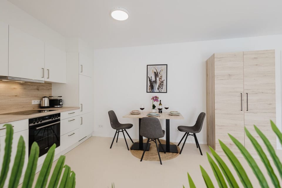 Ihre Traumküche: Modern, komplett ausgestattet – perfekt für Frühstück bis Candle-Light-Dinner.