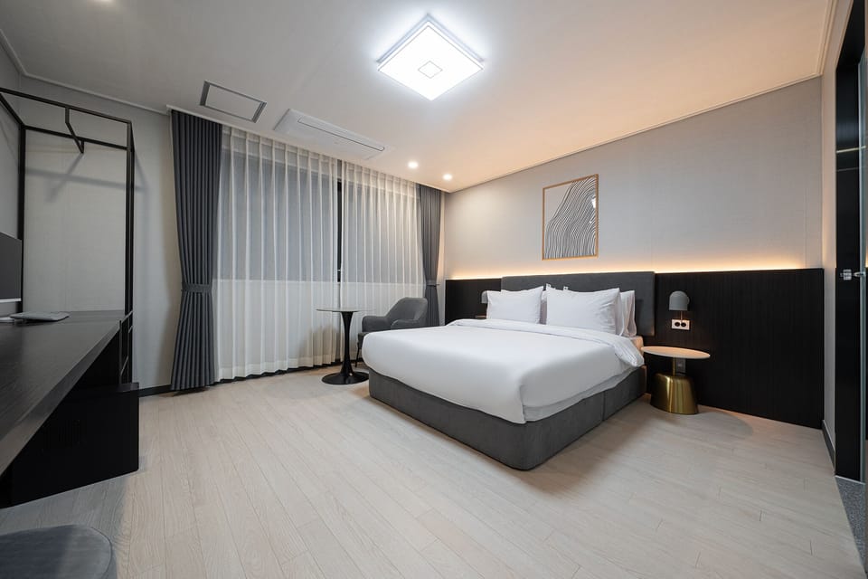 Business Double Room, 1 Double Bed, Non Smoking, Partial Ocean View (Building B) | Soundproofing, free WiFi