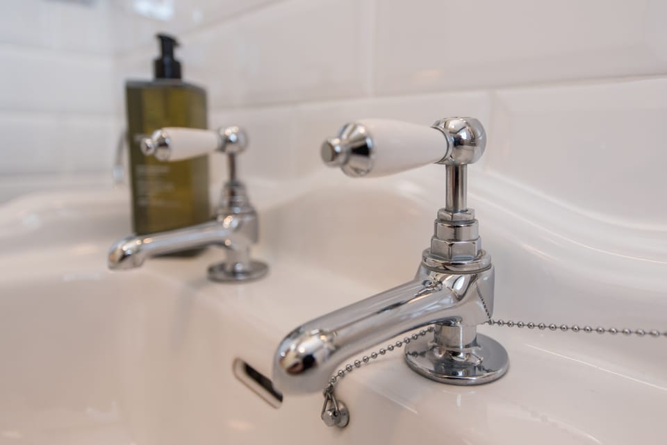 Combined shower/tub, free toiletries, hair dryer, towels