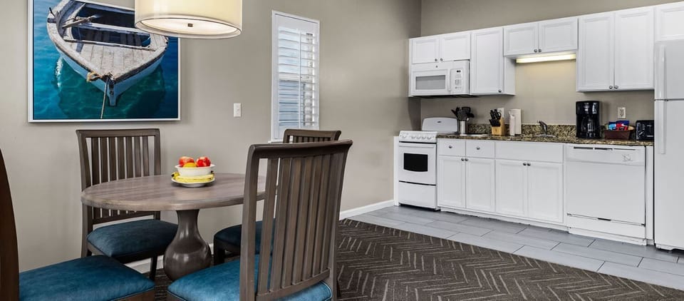 Standard Condo, 1 Bedroom, Non Smoking, Kitchenette | Private kitchen | Fridge, microwave, oven, stovetop