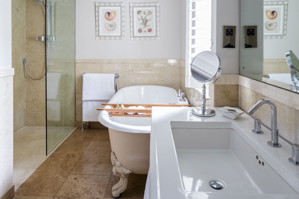 Premier Deluxe | Bathroom | Combined shower/tub, designer toiletries, hair dryer, bathrobes