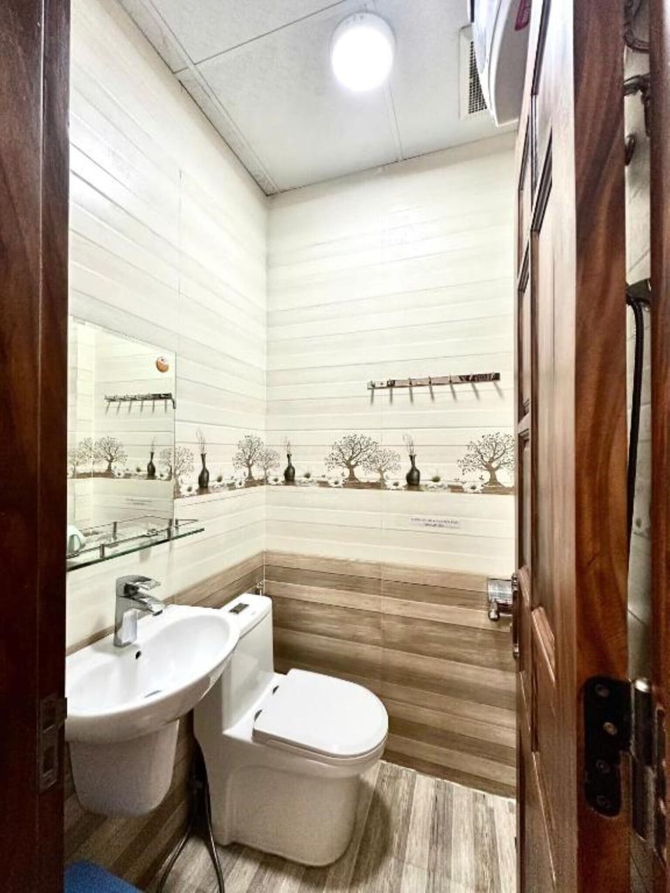 Standard Double Room | Bathroom | Shower, free toiletries, hair dryer, slippers