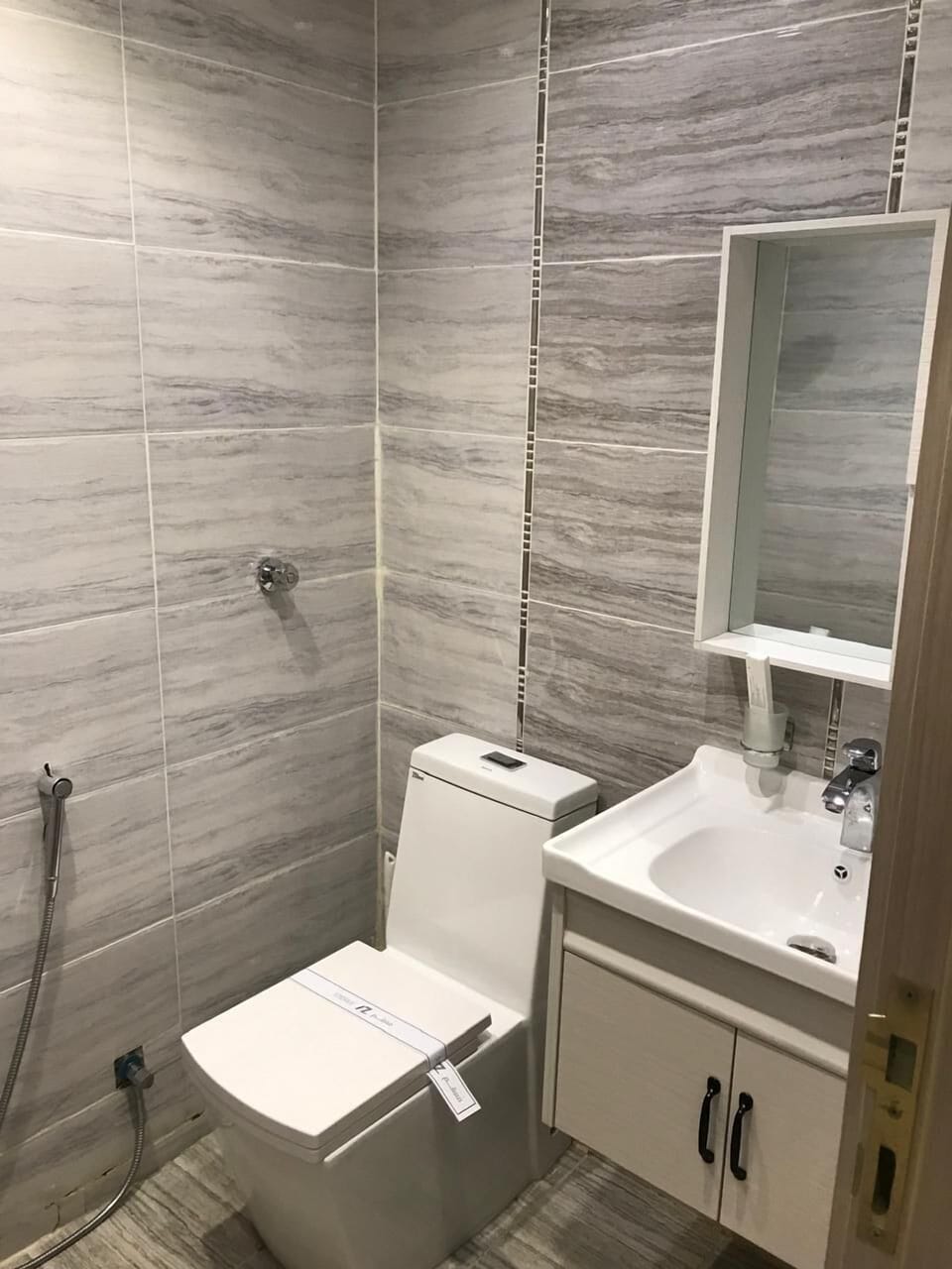 Studio | Bathroom | Shower, free toiletries, towels, soap
