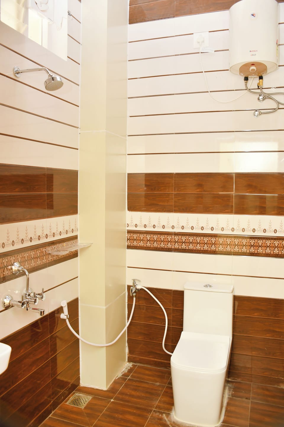 Deluxe Double Room | Bathroom | Shower, free toiletries, towels, shampoo