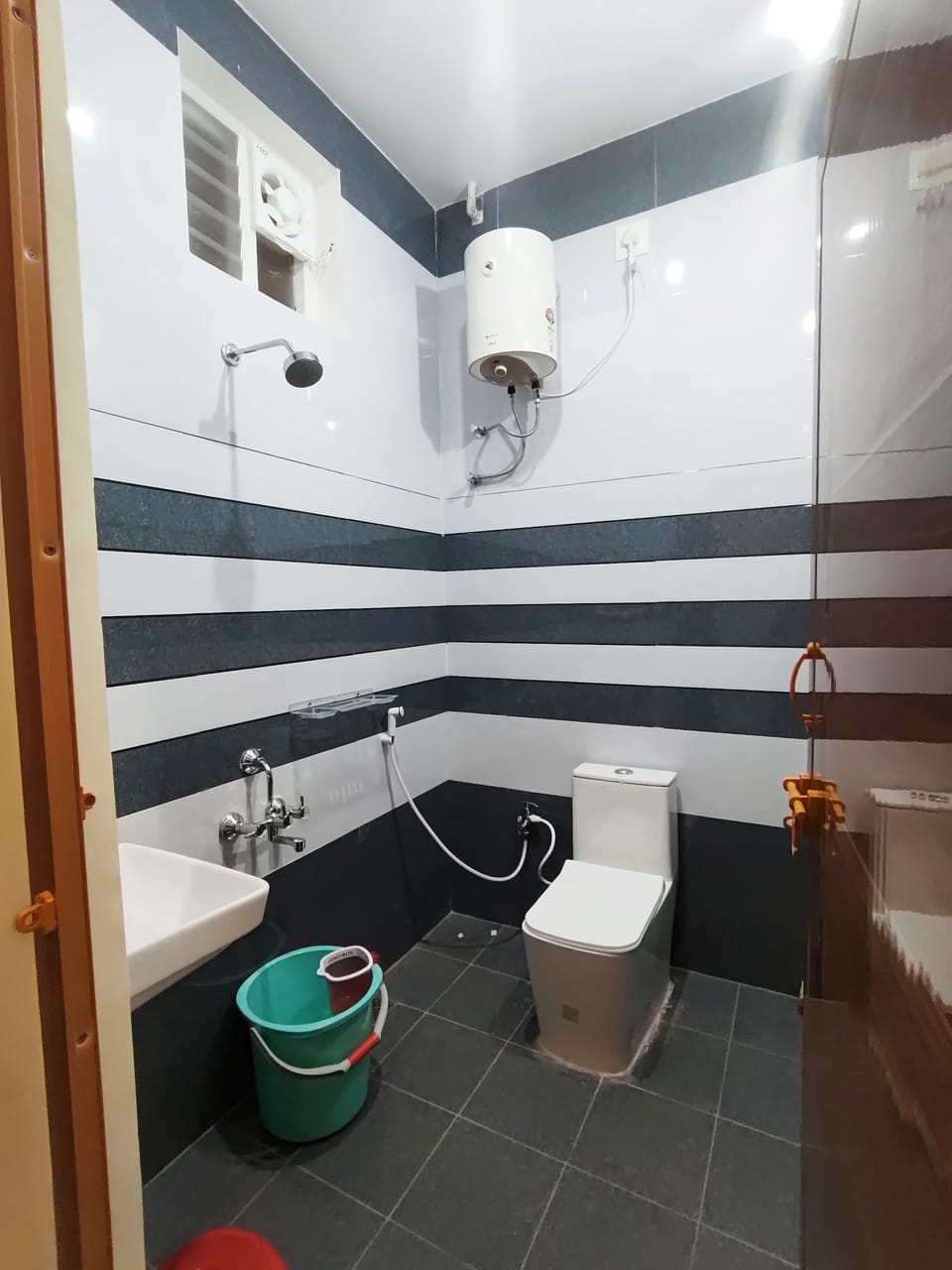 Shower, free toiletries, towels, shampoo
