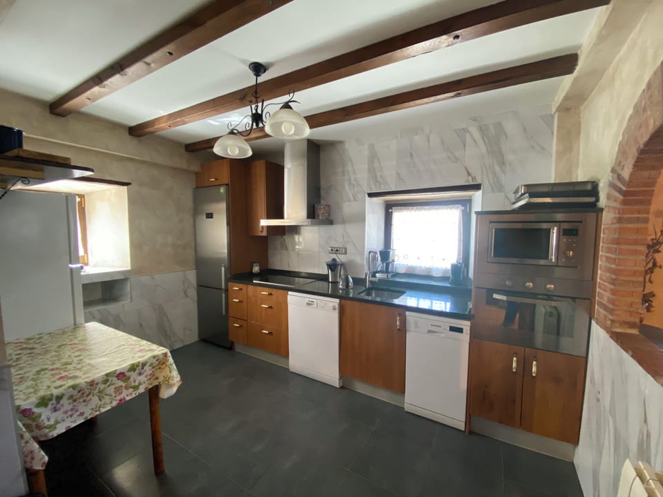 Casa Rural El Pastor | Private kitchen | Full-size fridge, microwave, oven, stovetop