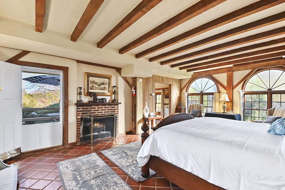 1850 Carriage House | Egyptian cotton sheets, premium bedding, minibar (free items)