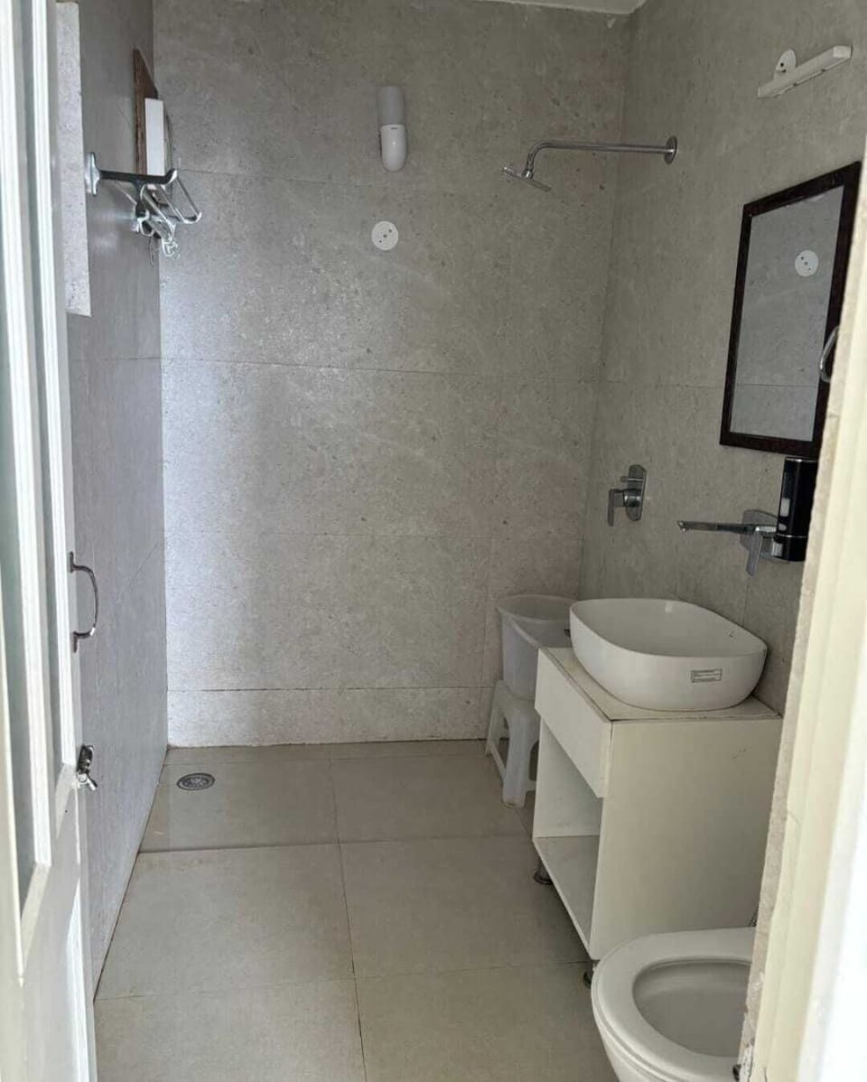 Classic Room | Bathroom | Shower, free toiletries, hair dryer, towels