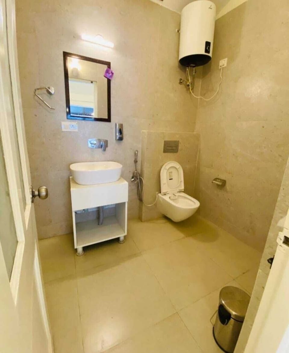 Classic Room | Bathroom | Shower, free toiletries, hair dryer, towels