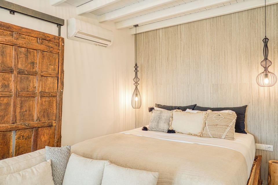 Deluxe Double Room, Garden View | Minibar, in-room safe, individually decorated, individually furnished