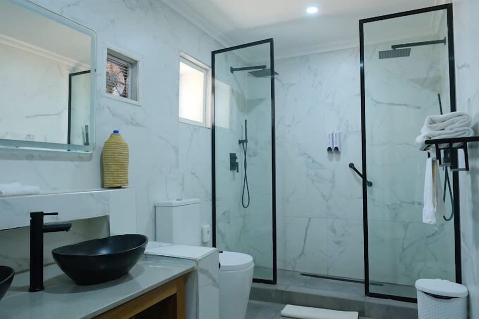 Deluxe Room, Balcony, City View | Bathroom | Free toiletries, hair dryer, towels, soap
