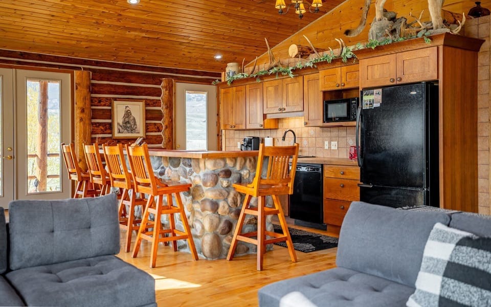Western and contemporary furnishings make the cabin feel welcoming