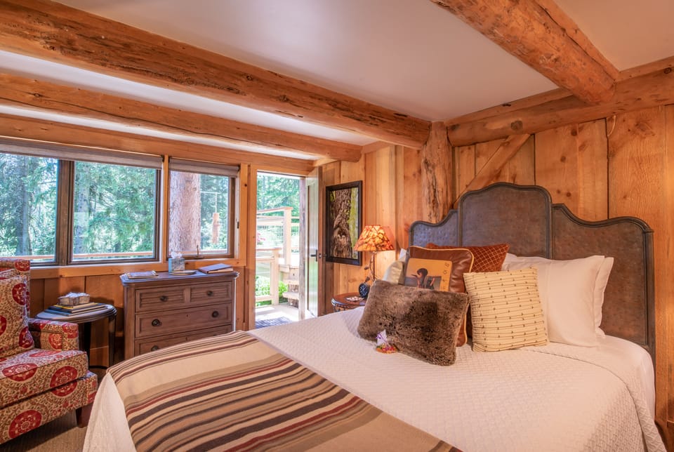 Premium bedding, down comforters, in-room safe, individually decorated