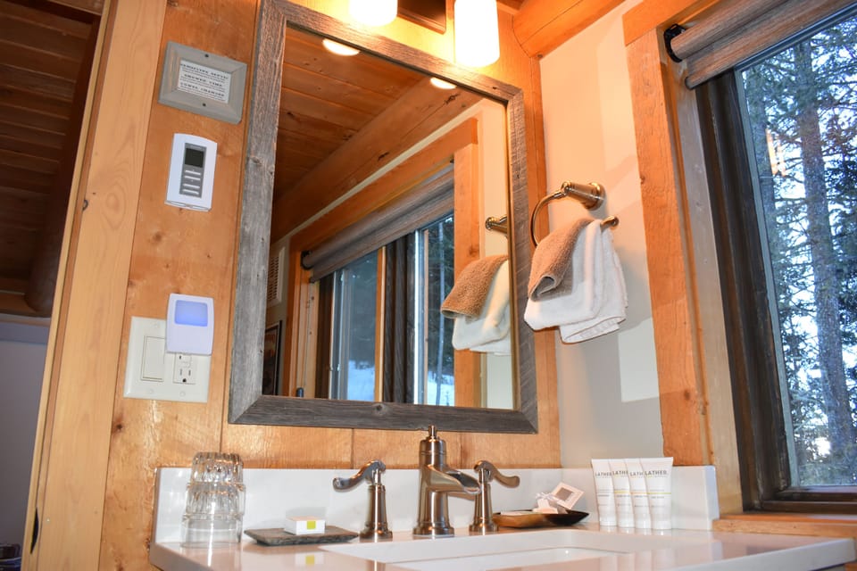 Wrangler Room | Bathroom | Shower, designer toiletries, hair dryer, bathrobes
