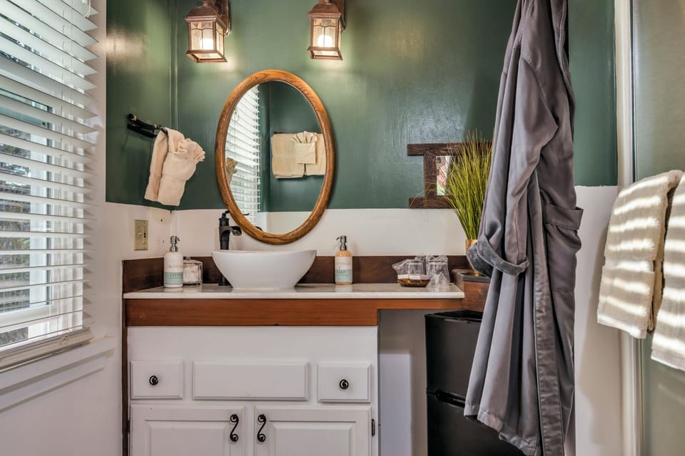Ridgeview  (Pet friendly) | Bathroom | Free toiletries, hair dryer, bathrobes, towels