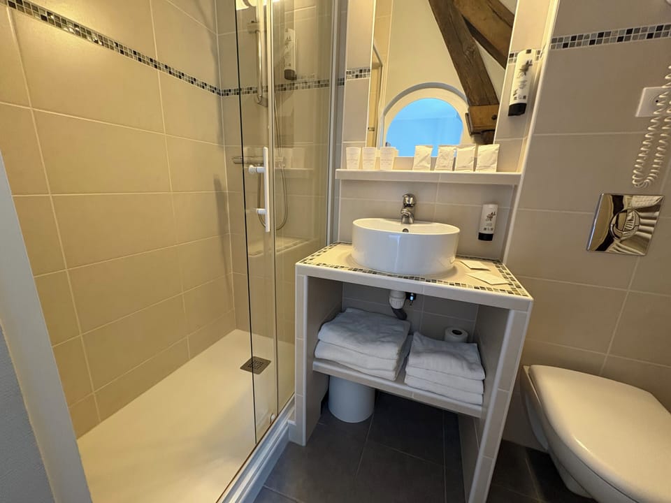 Comfort Triple Room | Bathroom | Eco-friendly toiletries, hair dryer, towels, soap