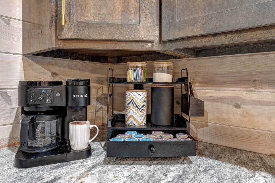 Keurig Duo Coffee Pot (Carafe and Single Pod) Starter K-cups, coffee grounds, creamer and sugar provided.