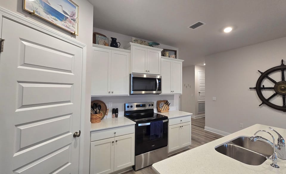 Fully equipped  kitchen,pantry, large island, seats 4, dining area seats 6-8.