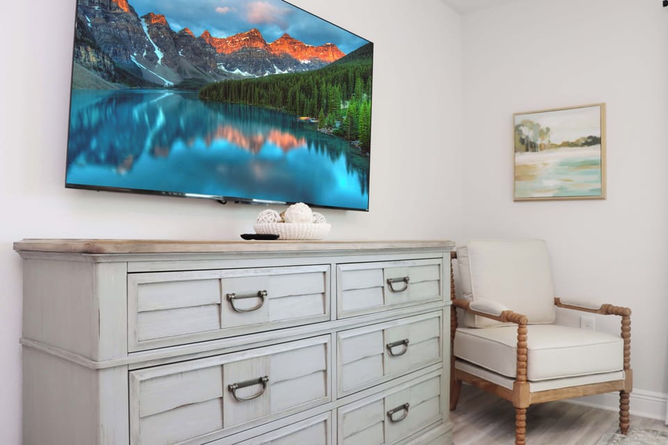 Bedroom 1 - Large TV 
